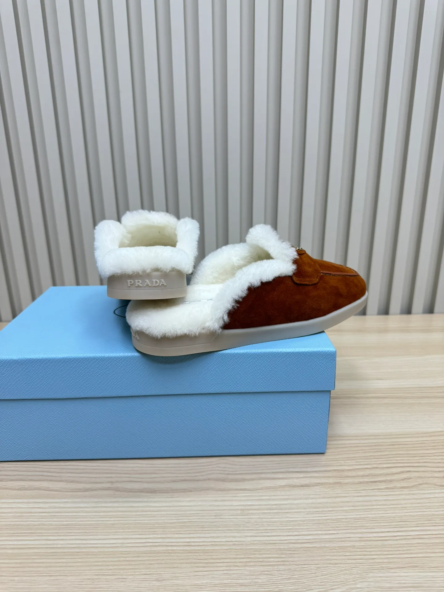 p560 🎉Prada toe-cap wool slippers, officially updated simultaneously, couple models are coming! 💑 Classic triangle buckle design, extremely fashionable. The all-wool lining and feet have excellent thermal insulation properties, allowing you to feel warm even in cold winter days. The comfortable TPU soles are extremely comfortable to wear, as if you are walking on the clouds. 😌 It is an excellent choice whether at home or out. Wear it with your significant other to show off your love and become the focus of street fashion. 💖This winter, let Prada toe-toe wool slippers accompany you, combining warmth and fashion. Come and get it now! 🛍️ Fabric: Imported frosted cowhide Lining: One-piece sheepskin imported from Australia Outsole: Original Tpu absorbent film outsole Female size: 35～41 (41 customized) Male size: 39～45 (45 customized)